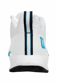 Zapatilla deportiva blanca con una parte superior de malla texturizada, franjas de acento negras y turquesas en el talón, y una suela de goma con patrones de tracción.