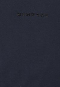 Mörkblå bomullströja med ribbad textur och präglad "MENACE"-bokstäver i svart. Har en klassisk rundad halsdesign.