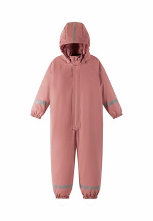 Combinaison une pièce waterproof rose avec capuche, poignets et chevilles élastiques, et bandes réfléchissantes sur les manches et les jambes. Texture lisse.