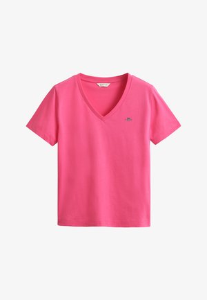 Leuchtend pinkes T-Shirt mit kurzem Ärmel und V-Ausschnitt, mit kleinem gesticktem Logo auf der linken Brust vor weißem Hintergrund.