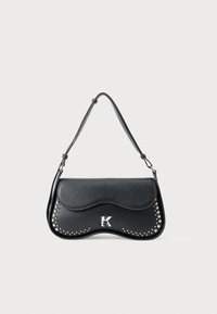 Saco de couro preto para ombro com aba curvada, detalhes em tachas prateadas nas bordas inferiores, alça ajustável e fecho com o logo "K" prateado.