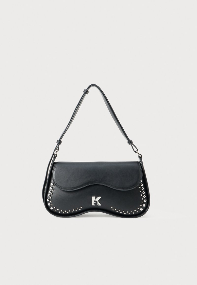 Saco de couro preto para ombro com aba curvada, detalhes em tachas prateadas nas bordas inferiores, alça ajustável e fecho com o logo "K" prateado.