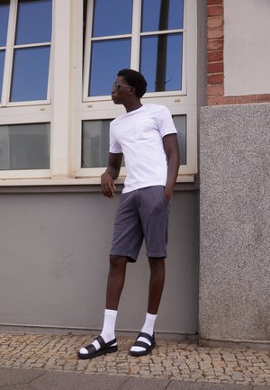 INSTITUTIONAL WASH - Short - washed black