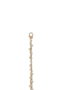 Collana in tono oro con piccole perle bianche e inserti ovali lisci, dotata di una chiusura a moschettone a forma di cuore per una chiusura sicura.
