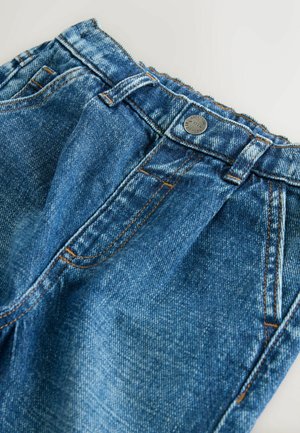 Džínsy z denimu s svetlomodrým umývaním, viditeľnými prešívacími detailmi, predným gombíkom a miernym roztrhnutím na pasovej línii.