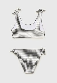 Črnobela bikini kompleta z brezrokavnim topom, ki ima vrvne nastavitve, in ujemajočimi se bikini spodnjimi deli s stranskimi vrvnicami.