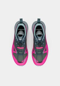 Αθλητικά παπούτσια με γκρι υφασμάτινο επάνω μέρος, φωτεινές ροζ λεπτομέρειες και γκρι σόλες. Διαθέτουν μοναδικό σύστημα κορδονιών και λογότυπο στη γλώσσα.