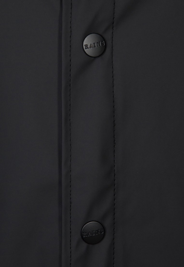 Giacca nera impermeabile con una texture liscia, chiusura con bottoni a pressione con il marchio "RAINS" e cuciture tono su tono.