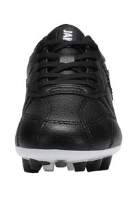 Scarpone da calcio in pelle nera con tomaia texturizzata, colletto imbottito e suola in gomma bianca. Presenta lacci neri e logo sulla linguetta.