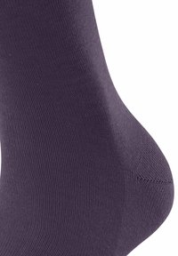 Chaussette courte violette foncée avec une texture lisse et un design à côtes. Features sections renforcées au niveau des orteils et du talon pour plus de durabilité.