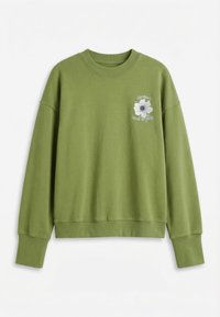 Φούτερ σε στυλ crewneck χρώματος ελιάς με μακριά μανίκια και κεντητό λευκό λουλούδι και κείμενο στο αριστερό στήθος.