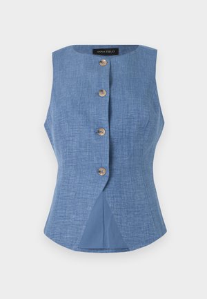 Chaleco azul sin mangas con textura, escote redondo, cuatro botones beige en la parte delantera y un ligero vuelo en el dobladillo.