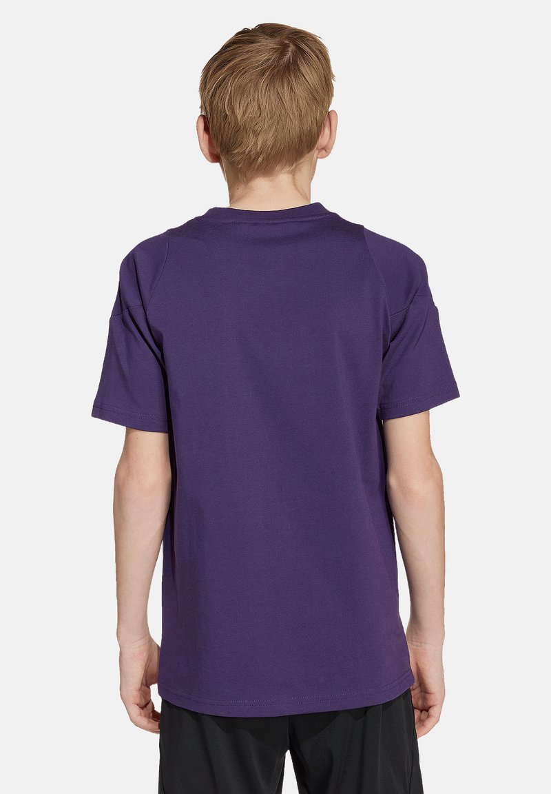 Lila Baumwoll-T-Shirt mit kurzen Ärmeln und Rundhalsausschnitt; glatte Textur, lockere Passform und keine sichtbaren Logos oder Muster auf der Rückseite.