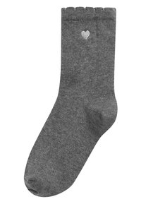 Graue Baumwollsocke mit gewelltem oberen Rand und kleinem weißen Herzdesign an der Seite. Glatte Textur und Knöchellänge.