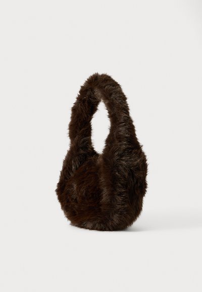 Bolsa de mão de pelo sintético castanho com um corpo arredondado e alça alongada, apresentando uma textura suave e um design sem costuras. Sem hardware ou detalhes visíveis.