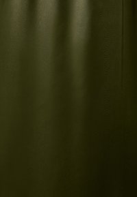 Olive zelena tkanina z gladko, mat teksturo. Brez vzorcev ali opaznih podrobnosti. Prisotne so subtilne variacije v odtenkih.