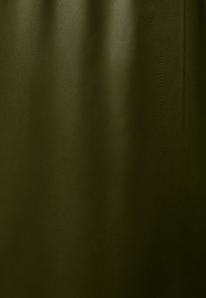 Tkanina maslinaste zelene boje s glatkom, mat teksturom. Nema uzoraka ili vidljivih značajnih detalja. Prisutne su suptilne varijacije u nijansi.