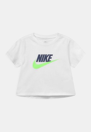 T-shirt blanc à manches courtes Nike avec un logo Nike bleu foncé et un swoosh vert vif sur le devant.