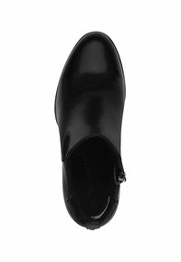 Bottine en cuir noir, finition lisse, bout arrondi, panneaux élastiques sur les côtés, fermeture éclair sur un côté, et détail du logo discret à l'intérieur.