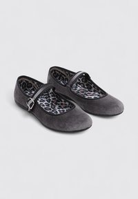 Bailarinas de ante gris con una correa y hebilla plateada. Forro negro con estampado de leopardo. Diseño de puntera redondeada y suela plana.
