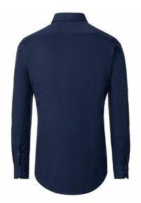 Marineblauw overhemd met lange mouwen, voorzien van een klassieke kraag, een gladde textuur, een ronde onderrand en knoopmanchetten. Geen zichtbare patronen of accenten.