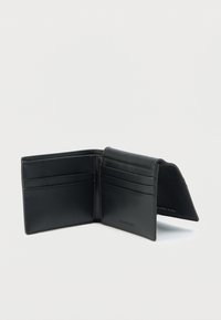 Čierny kožený držiak na karty s viacerými priehradkami na karty, hladkým vonkajším povrchom, štruktúrovaným vnútrom a vyrazeným logom značky na boku.