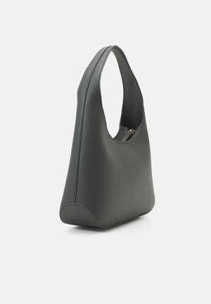 Sac à bandoulière en cuir gris foncé avec large sangle et fermeture éclair sur le dessus, présenté sur un fond blanc.