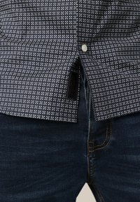 Niet geselecteerd, Night Blue