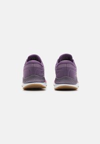 Paarse hardloopschoenen met een mesh bovenwerk, gewatteerde kraag en contrasterende roze accenten. Heeft een gestructureerde hiel en een rubberen zool.