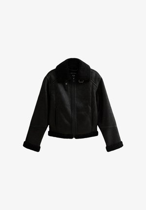 Veste en shearling noir avec un col haut, fermeture éclair à l'avant et finition en peluche aux poignets et à l'ourlet. Texture lisse avec des épaules structurées.