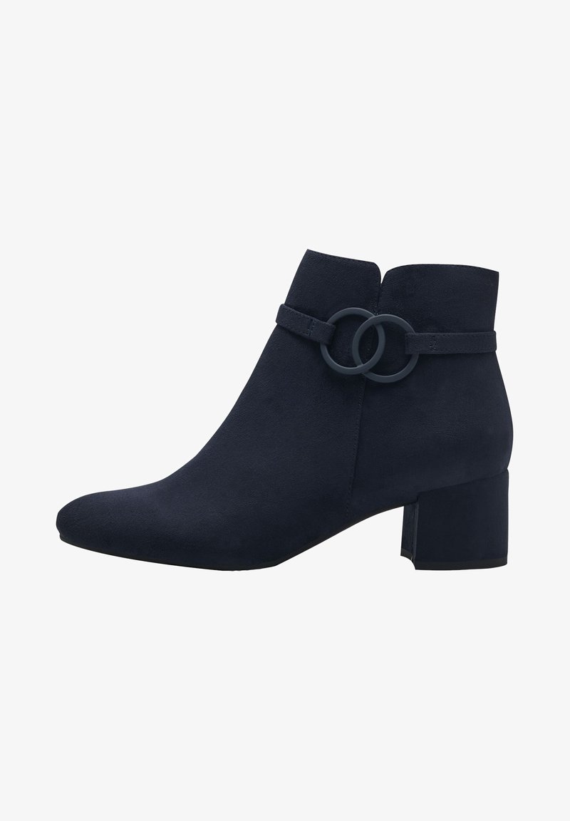 Bottine en daim noir avec un talon bloc et une sangle décorative à double anneau sur le côté.
