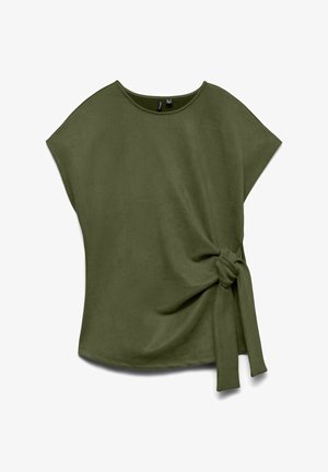 Top z měkké látky olivově zelené barvy s širokými rukávy, kulatým výstřihem a ozdobným bočním uzlem. Hladká textura a volný střih.