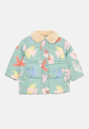 Gepolsterte Jacke mit mintgrünem Hintergrund und bunten Vogelmustern. Sie hat einen weichen, beigen Kunstfellkragen und einen Druckknopfverschluss.