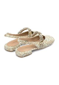 Scarpe slingback in tessuto beige con punta affusolata, decorate con paillettes e strass, dotate di tacco piatto e cinghiette alla caviglia.