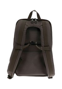 Brauner Rucksack aus strukturiertem Stoff, mit verstellbaren Trageriemen, doppelten Reißverschlüssen und einem ausgeschnittenen Design im Rückenbereich zur Belüftung.