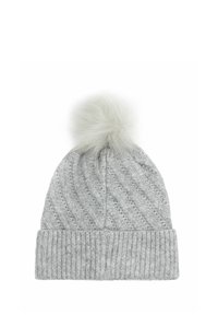 Szary dziany beanie z wzorem w warkocze, z grubym ściągaczem oraz miękkim szarym pomponem na górze jako dodatkowy detal.
