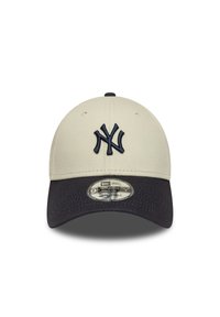 Gorra de béisbol en color caqui y azul marina con visera curvada, logo bordado en azul oscuro, correa ajustable en la parte trasera, tejido texturizado.