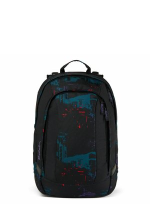 Zaino nero con motivi astratti blu, viola e rossi, più scomparti con cerniera e maniglia superiore per il trasporto.