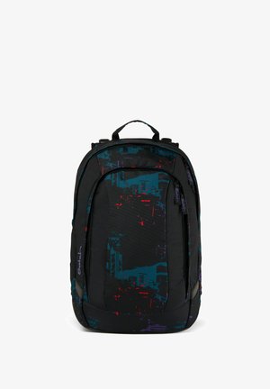 Zaino nero con motivi astratti blu, viola e rossi, più scomparti con cerniera e maniglia superiore per il trasporto.