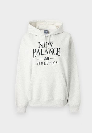 Sudadera con capucha de algodón gris que cuenta con un bolsillo frontal, capucha con cordón y texto impreso en negro "NEW BALANCE ATHLETICS" en el pecho.