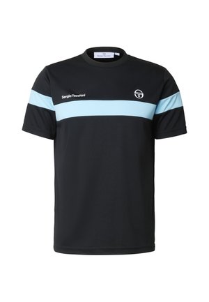 Musta lyhythihainen T-paita, jossa vaaleansininen vaakasuora raita rinnassa ja hihoissa, edessä teksti "Sergio Tacchini" ja logo.