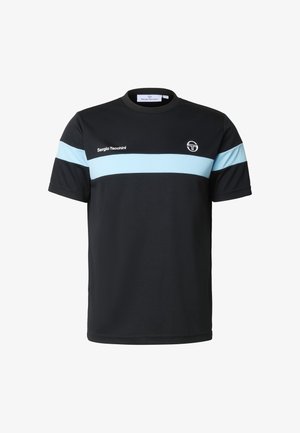 Musta lyhythihainen T-paita, jossa vaaleansininen vaakasuora raita rinnassa ja hihoissa, edessä teksti "Sergio Tacchini" ja logo.