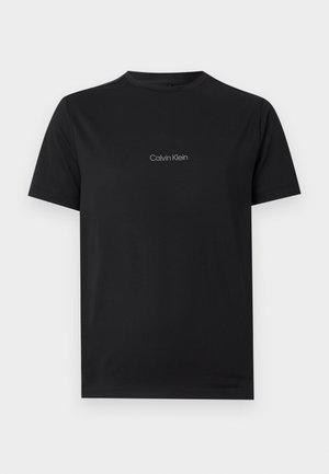 T-shirt nera a maniche corte con scollo tondo e piccolo logo grigio "Calvin Klein" centrato sul petto.