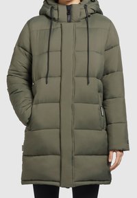 Giacca imbottita verde oliva con cappuccio, caratterizzata da cuciture orizzontali, tasche laterali, cerniera visibile e coulisse regolabili.