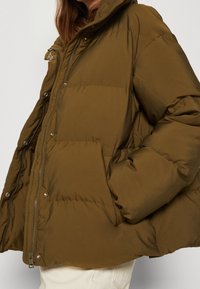 Esprit Chaqueta de plumas - khaki