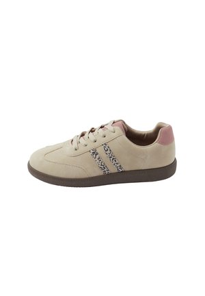 Beige snørebåndssneaker med brun sål, rosa hælaccents og to leopardprintstriber på siden.