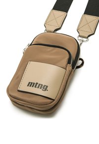 Braune Nylon-Crossbody-Tasche mit einem Beigetönen Lederrand und Logo. Verfügt über eine Reißverschlusstasche und einen verstellbaren Träger mit elegantem Zubehör.