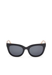 Černé sluneční brýle s zakřiveným tvarem kočičího oka a polarizovanými tmavými skly. Mají světlé akcenty na stranách. Hladký plastový materiál.