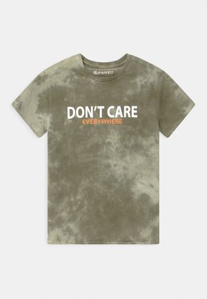 Olivgrünes Batik-Kurzarm-T-Shirt mit weißem Text "DON'T CARE" und kleinerem orangem Text "EVERYWHERE" auf der Vorderseite.