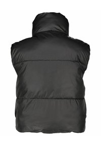 Czarna puchowa kamizelka z wysokim kołnierzem i bez rękawów. Gładka, błyszcząca tekstura z poziomymi przeszyciami pikowanymi na całej powierzchni.